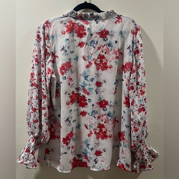 Beautiful Floral top - Picture 2 of 10